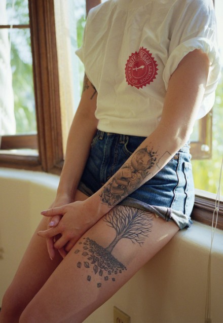 个性女生小手臂大腿卡通娃大树纹身图