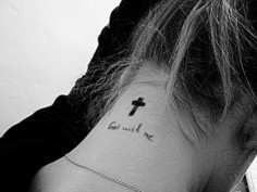 女孩颈部艺术十字架纹身图