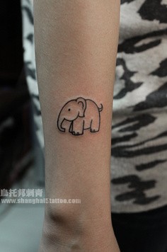 女孩腿上可爱大象纹身图