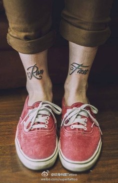 个性男孩腿部时尚英文纹身图