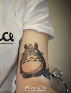 女孩手臂超可爱龙猫纹身图