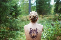 个性女孩后背狼头纹身图