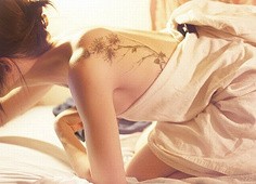 性感美女背部迷人花藤纹身图