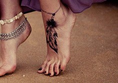 美女脚上个性羽毛脚链纹身图