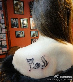 妖娆美女肩部狐狸纹身图片