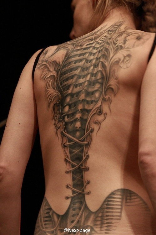 性感美女背部个性骨骼纹身图片