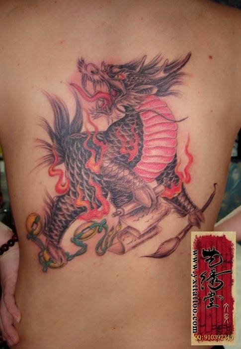 男人背部威风火麒麟纹身图片