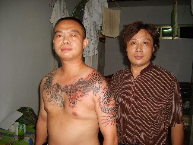 男人胸膛龙虎共斗纹身图片