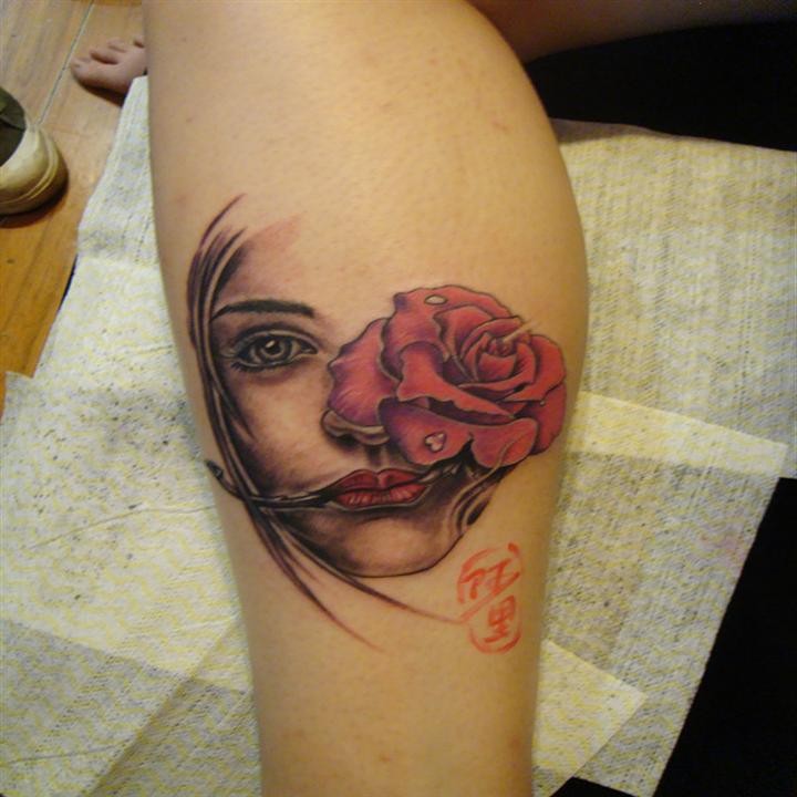 腿部唯美美女与玫瑰纹身图片