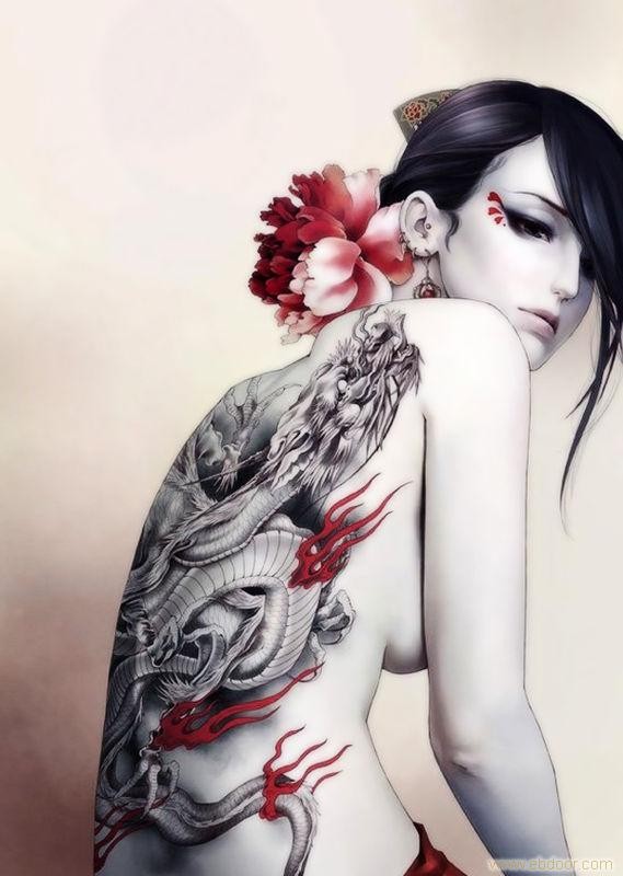 妖娆媚女背部火龙纹身图片