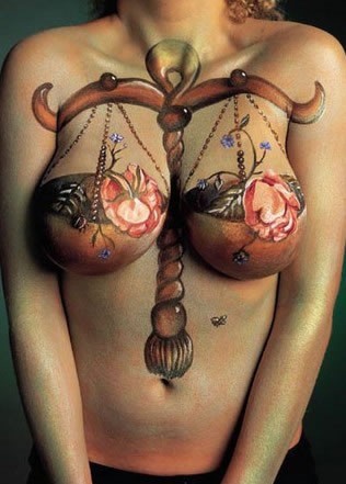 霸气个性的女性胸部纹身图片欣赏