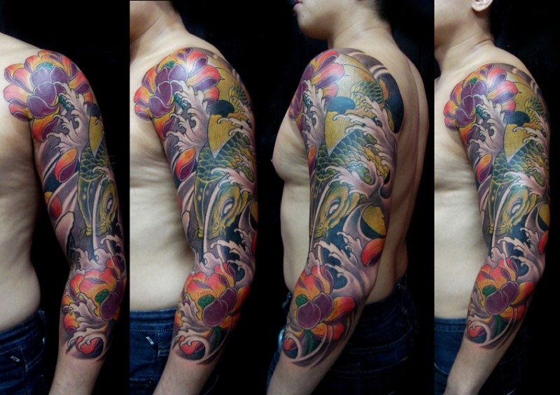 男士手臂外侧彩色鲤鱼花臂纹身图案