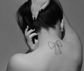 女生颈部后面的漂亮蝴蝶结图片