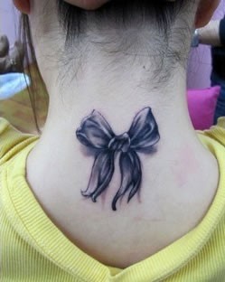 女生颈部后面的漂亮蝴蝶结图片