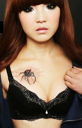 女性胸部逼真的3d蜘蛛纹身