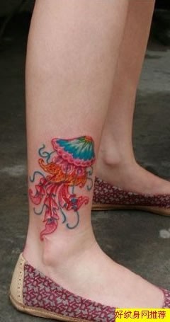 腿部水母图案纹身