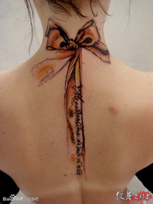 系在颈部的蝴蝶结纹身真的很美