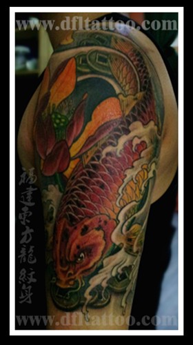 男士手臂彩色锦鲤纹身图案