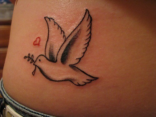 和平鸽子和红心图案的纹身