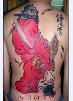 红色钟馗背部刺青图案