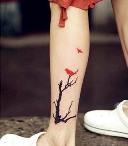 腿上的树枝红鸟纹身图案