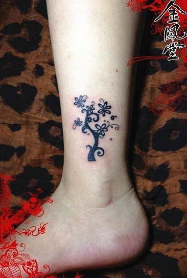 小腿上的小树纹身图案-金凤堂作品