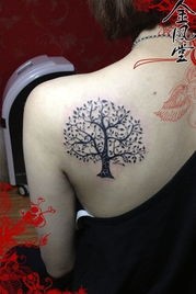 女性左背后肩黑色小树纹身图案-金凤堂作品