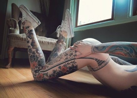 女性的翘臀大花腿纹身图案