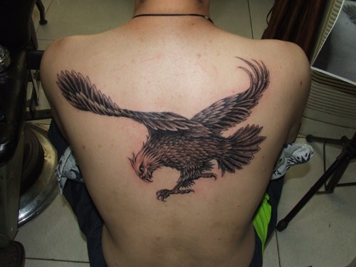 背部扑击展翅的雄鹰纹身图案