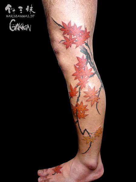 满腿红色枫叶图纹刺青