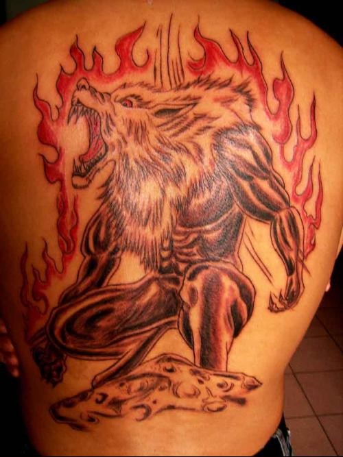 满背火焰狼人纹身作品