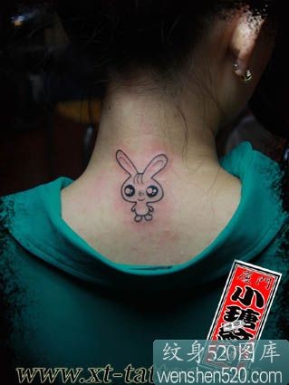女子后颈部的小兔子刺青图案