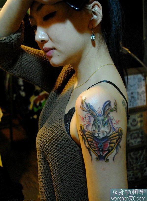 美女手臂上的兔子纹身展示