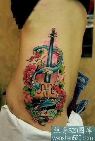 彩色手臂上的蛇盘吉他纹身作品