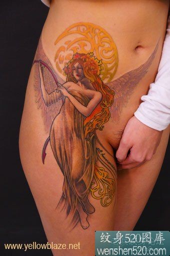 女性腿侧部的天使纹身