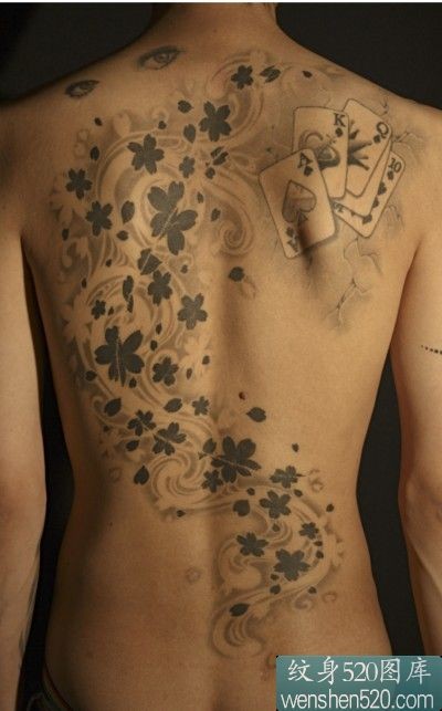 女性后背樱花和纸牌纹身