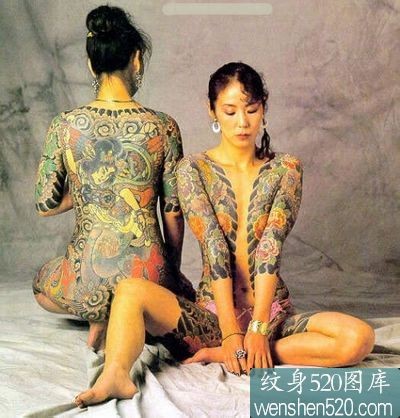 漂亮的日本女性全胛纹身展示