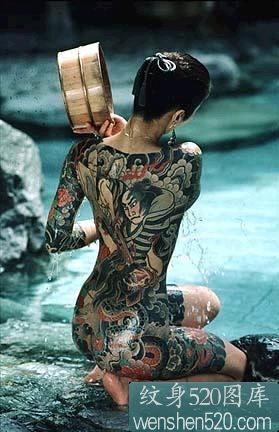 正在沐浴的日本全胛纹身美女