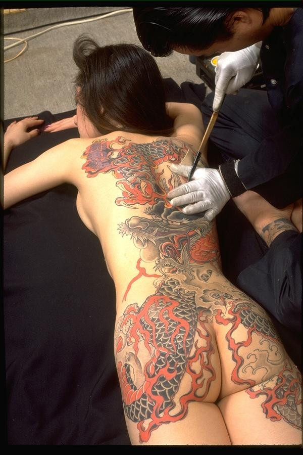 日本黑社会女老大  全裸纹身图片