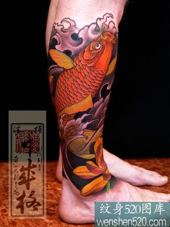 腿上的日本风格的红色鲤鱼纹身图案