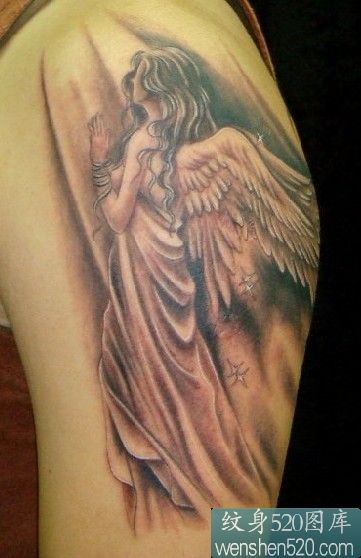 手臂上的小女孩天使纹身
