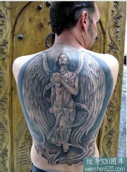 后满背黑色翅膀的西方女天使纹身作品