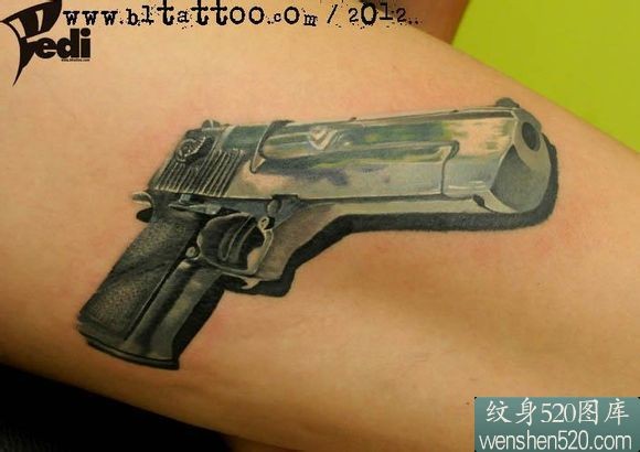 手臂上的3d手枪纹身图案