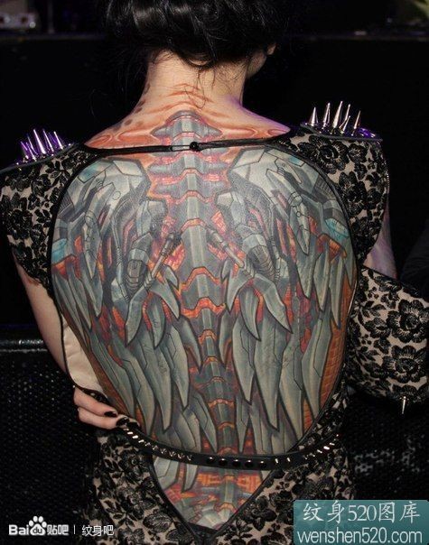 女性后背的3d机械翅膀纹身