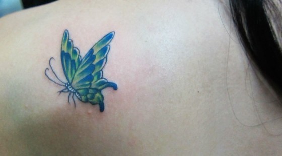 女士后背彩色小蝴蝶纹身图案