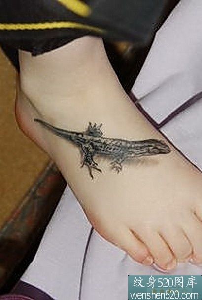 脚背上的两张蜥蜴纹身作品图案
