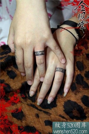 情侣无名手指上的象征爱情戒指纹身