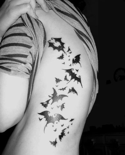 背部一群蝙蝠的纹身