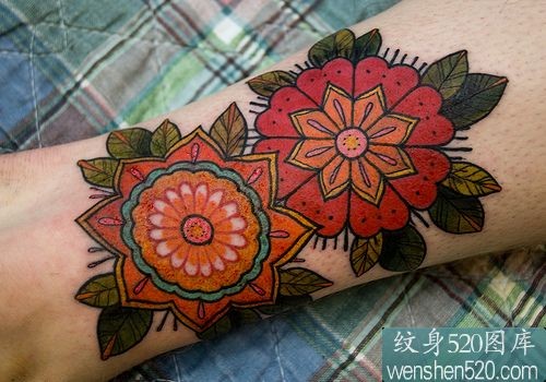 两朵红色手臂上的花朵纹身图片