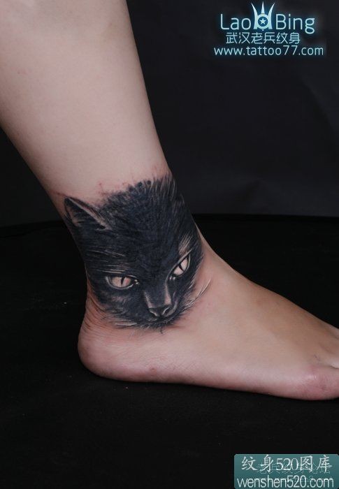 脚上踝骨处的黑色猫头纹身图片